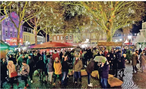  ?? FOTOS (3): NORBERT PRÜMEN ?? Trotz leichten Regens ließen sich die Besucher des Kempener Weihnachts­marktes in der Altstadt die Stimmung nicht nehmen.