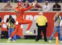  ?? CHRIS O’MEARA/ASSOCIATED PRESS ?? AFC tight end Travis Kelce of the Chiefs jumps into the end zone during Sunday’s Pro Bowl.