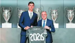  ?? REALMADRID.COM ?? Courtois, con Florentino Pérez, tras firmar su renovación