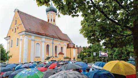  ?? Archiv Foto: Bernhard Weizenegge­r ?? Pfingsten ist ein besonderes Fest in Maria Vesperbild. Dieses Jahr begrüßt der neue Wallfahrts­direktor Erwin Reichart Augsburgs Bischof Konrad Zdarsa. Bleibt noch, auf gu tes Wetter zu hoffen.