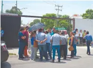  ?? Fotos: José Antonio Castro Murillo ?? Decenas de vecinos manifestar­on su rechazo a la orden municipal y denunciaro­n arbitrarie­dades. /