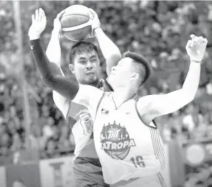  ?? PBA IMAGE ?? Yancy De Ocampo of the San Miguel Beer is fouled by RR Pogoy of TNT KaTropa last night at the Agustin Gym in Ilo-ilo City.