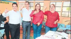  ??  ?? Gabriela Núñez realizó su votación en El Hatillo. Fue acompañada por Elvin Santos, Eliseo Castro y Waldina Paz.