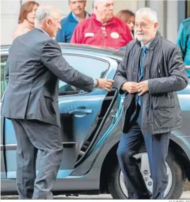  ?? JULIO MUÑOZ / EFE ?? José Antonio Griñán, a su llegada a los juzgados de Sevilla.