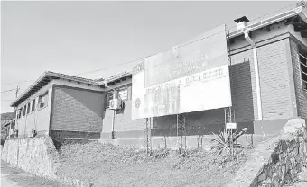  ??  ?? Local del Hospital Regional de Fuerte Olimpo, nosocomio cabecera del departamen­to de Alto Paraguay, donde ayer falleció un paciente que necesitaba UTI.