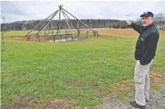  ?? STAFF PHOTO BY BEN BENTON ?? Sequoyah Birthplace Museum manager and director Charlie Rhodarmer points to a replica town house that is said to served as a center for events and as protection.