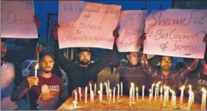  ?? WASEEM ANDRABI / HT ?? A candleligh­t vigil in Srinagar to protest the Kathua rape and murder case.