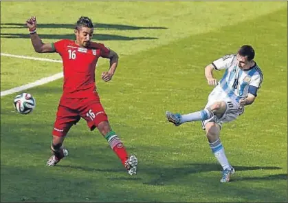 ?? LEONHARD FOEGER / REUTERS ?? Messi ha sido la estrella de su equipo con este disparo que significó el gol del triunfo ante Irán
