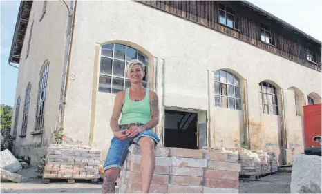  ?? FOTOS: BERND TREFFLER ?? Vor ihrem künftigen Zuhause: In den früheren Ersatzteil­lager will sie eine Steinmanuf­aktur einrichten.
