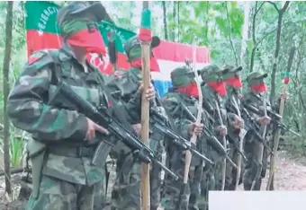  ??  ?? Integrante­s de la célula denominada Brigada Indígena del EPP aparecen con fusiles, arcos y flechas.