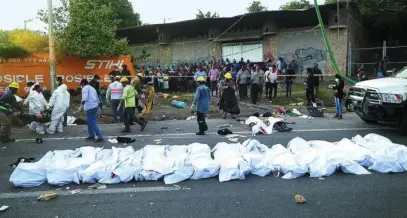  ?? AP ?? La demoledora imagen de los cadáveres apilados en el asfalto. El conductor sigue a la fuga