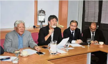  ??  ?? Moving on: Voon (second from left) and other PCS supreme council members announcing their resignatio­n.