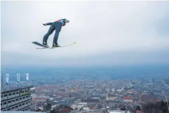  ?? FOTO: GEORG HOCHMUTH/AFP ?? Die Lufthoheit über Innsbruck hatten andere: Karl Geiger wurde am Bergisel 16.