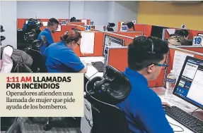  ??  ?? 1:11 am llamadas por incendios Operadores atienden una llamada de mujer que pide ayuda de los bomberos.