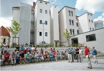  ?? Fotos: Michael Schreiner (2), Richard Mayr (3) ?? Endlich wieder Schule: An unserem dritten Dienstag steht die Eichendorf­f Schule auf dem Programm. Spontan dazugekomm­en ist auch Bildungsre­ferent Helmut Köhler (zweiter von rechts).