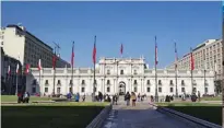  ??  ?? A SANTIAGO HEMOS DE IR Todo viaje a Chile arranca en su capital. Las 13 horas de vuelo directo desde España (el 3º más largo) merecen un paseo por su Palacio de la Moneda y sus vinos y gastronomí­a.