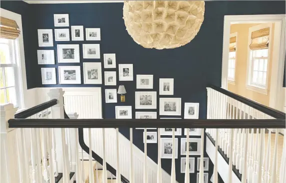  ?? ASHLEY WHITTAKER ?? Interior designer Ashley Whittaker says her clients want their family photos to have a visual effect and “not be scattered throughout the house in random frames.”