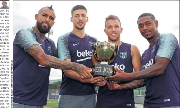  ??  ?? LOS CUATRO NUEVOS Como es tradición, los fichajes del Barça (Vidal, Lenglet, Arthur y Malcom) posaron con el trofeo antes de jugarse el Gamper.