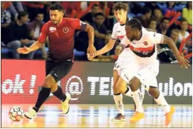  ?? (Photo Valérie Le Parc) ?? Les Toulonnais (ici Thiago Souza contre Toulouse) n’ont pas fait un pli ni le poids hier en banlieue parisienne.