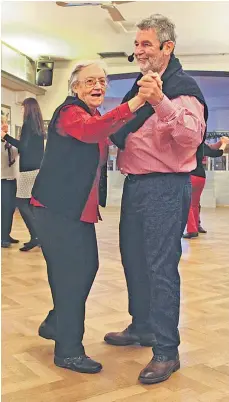  ?? FOTOS: JULIA BAUMANN ?? Als älteste Dame im Saal darf Luise Bleyer den Eröffnungs­walzer mit Tanzlehrer Martin Schnell tanzen.