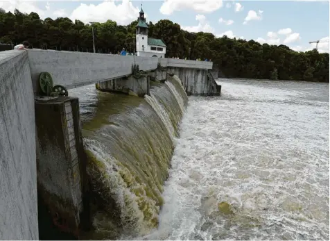  ?? Foto: Silvio Wyszengrad ?? Starke Regenfälle führen in Augsburg und Umgebung zu hohen Wasserpege­lständen: Am Hochablass sind alle Schleusent­ore geöffnet, damit das Wasser abfließen kann. Über‰ schwemmung­en drohen derzeit allerdings nicht, heißt es.