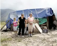  ??  ?? Reubicació­n. Las familias del sector Morelos deberán abandonar sus tejabanes; el área será reforestad­a.