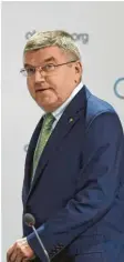  ?? Foto: imago ?? So sehen Sieger aus: der alte und neue IOC‰Präsident Thomas Bach.