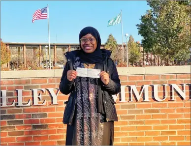  ?? SUBMITTED PHOTOS ?? MVCC student Hawa Jabril displays $1,000scholar­ship check from her CEANY award.