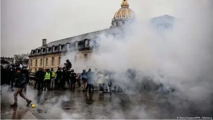  ??  ?? Manifestan­tes y reporteros bajo ataque de gases lacrimógen­os en París