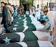  ?? BANARAS KHAN/GETTY-AFP ?? Pakistani mourners gather Tuesday around the coffins of some of those killed during an overnight raid in Quetta.