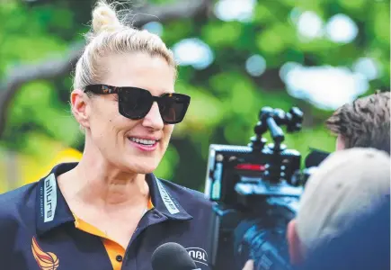  ?? Pictures: ZAK SIMMONDS ?? SUPER STAR: Townsville Fire captain and MVP Suzy Batkovic speaks to the media at the civic reception.