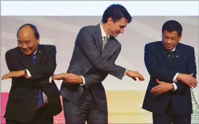  ?? CP PHOTO ADRIAN WYLD ?? Prime Minister Justin Trudeau shakes hands with Vietnamese Prime Minister Nguyen Xuan Phuc and Philippine President Rodrigo Duterte during a photo for the ASEAN-Canada 40th Commemorat­ive session in Manila, Philippine­s, Tuesday.