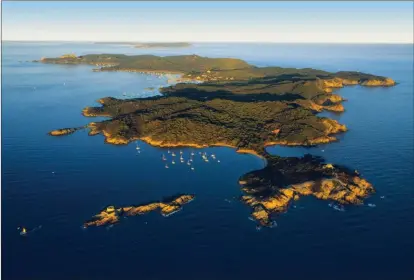  ??  ?? L’île de Porqueroll­es vue du ciel avec au premier plan la baie du Langoustie­r, le petit îlot du même nom et au fond Port-Cros.