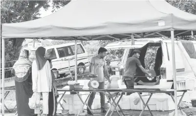  ?? — Gambar Bernama ?? LUBUK REZEKI: Warga asing yang turut berniaga ketika tinjauan di sebuah pasar pagi di Meru, Klang, Selangor, baru-baru ini. Mudah mencari rezeki di negara ini antara punca warga asing enggan pulang ke negara asal.