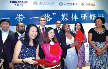  ?? ZHU XINGXIN / CHINA DAILY ?? Editors and reporters from 12 countries involved in the Belt and Road Initiative receive certificat­es for a media training program that concluded in Beijing on Wednesday. The program included trips to Shanghai, Hangzhou and Beijing and journalism...
