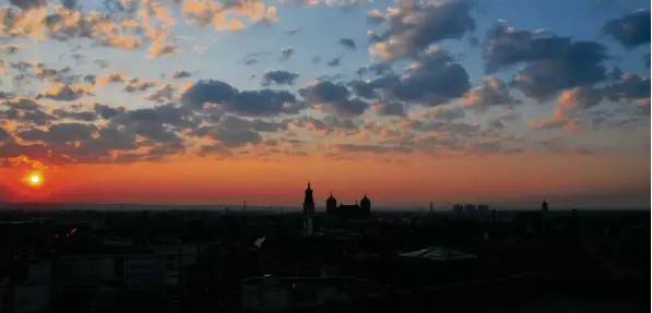  ?? Foto: Norbert Steffan ?? Sonnenaufg­ang hinter dem Rathaus: Augsburg will sich neu erfinden und arbeitet an einem Stadtentwi­cklungskon­zept für die nächsten 30 Jahre. Jetzt gibt es einen Vorentwurf.
