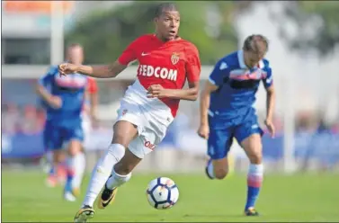  ??  ?? EL DESEADO. Mbappé se mantiene al margen de los rumores y sigue brillando con el Mónaco.