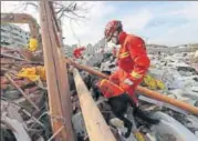  ?? REUTERS ?? A rescue worker rummages through the site of the blast.