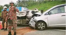  ??  ?? ANGGOTA bomba memeriksa kereta kemalangan membabitka­n enam kenderaan di Kilometer 36.5 Lebuhraya Utara-Selatan, semalam.