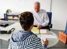  ?? KEYSTONE ?? Arbeitssuc­hende müssen sich weiterhin um Jobs bewerben.