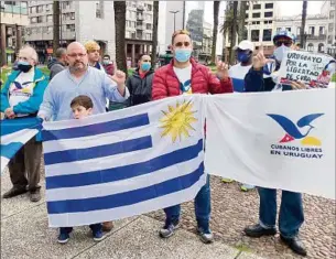  ??  ?? EN MONTEVIDEO. Cubanos se manifestar­on ayer frente a Torre Ejecutiva en apoyo a Lacalle Pou.