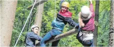  ?? FOTO: SCHULE ?? Gemeinsam abhängen? Nein, das war nicht das Ziel beim Besuch der Wirtschaft­soberschül­er im Kletterpar­k.