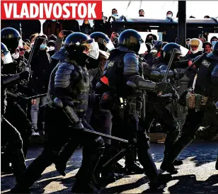  ??  ?? VLADIVOSTO­K
KICKER: Xyt yxt yxt xyt yxt xyt xy xyt xyt xyt yxt xyt xyt xyt yxt ytx yxt yxt xyt
BATON CHARGE: Police tackle another big protest in the far east of Russia