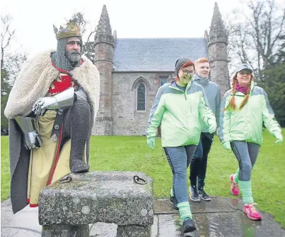  ?? Picture: Kris Miller. ?? Getting the challenge under way are, from left: Robert the Bruce (Brian McCutcheon), Yvonne Kernachan, Ross Johnston and Gini Craig.