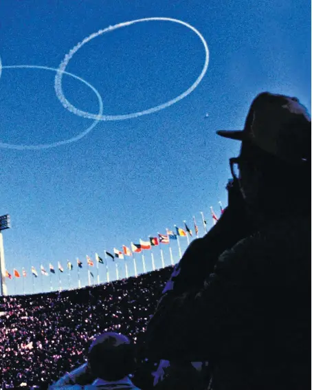  ?? JAPAN NEWS-YOMIURI /WASHINGTON POST –1964 ?? Cenas de 1964. Caderno de Esportes do ‘Estadão’ sobre a Cerimônia de Abertura dos Jogos de Tóquio; ao lado, Yoshinori Sakai, o ‘bebê de Hiroshima’, acende a pira olímpica