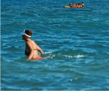  ?? Foto: Getty Images ?? Urlaubern ist das Meer ein Vergnügen, Flüchtling­en ist es eine Gefahr. Szene vor Kos/Griechenla­nd 2015.
