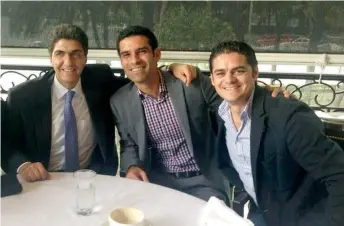  ??  ?? Ernesto Nemer, Rafael Márquez y Mauricio Heredia en una comida donde abordaron temas de programas de Sedesol.