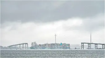  ?? ?? Parte de la estructura del puente “Francis Scott Key” en Baltimore, Estados Unidos, cayó sobre el carguero singapurés “MV Dali” después de que la nave embistiera uno de los pilares. AFP