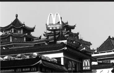  ??  ?? 自从1990年第一家­麦当劳门店开业至今，麦当劳中国在28年的­发展历程里，享受了中国改革开放的­红利 视觉中国图