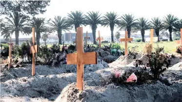  ?? African News Agency (ANA) ?? GRAVES at the special Covid-19 section of the Maitland cemetery. |